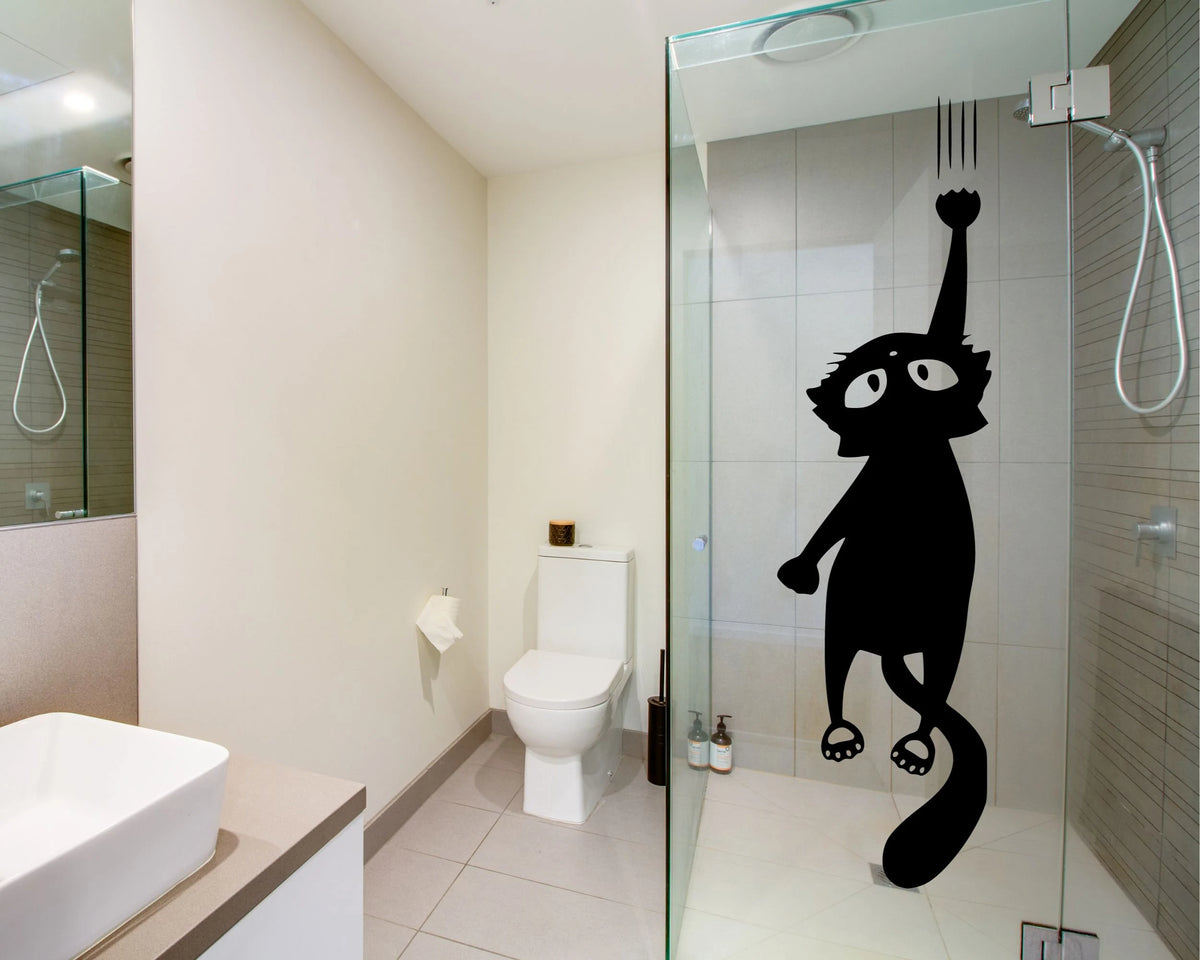 Schwarze Katze Vinyl Aufkleber auf nasser Duschkabine aus Glas