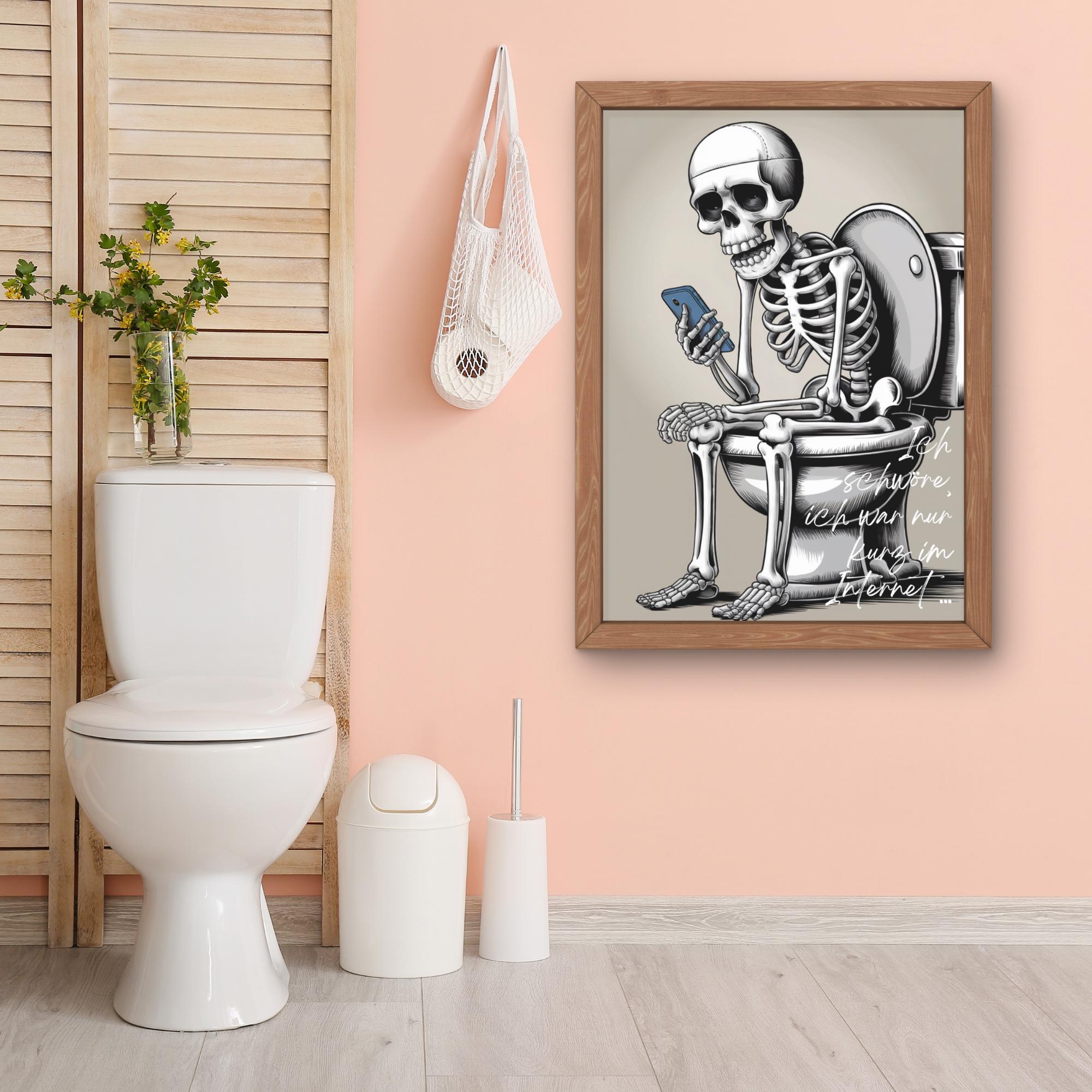 Zeichnung eines Skeletts, das auf der Toilette sitzt und auf ein Smartphone schaut, Text: "Ich schwöre ich war nur kurz im Internet", lustiges schwarz-weiß Poster für das Badezimmer.