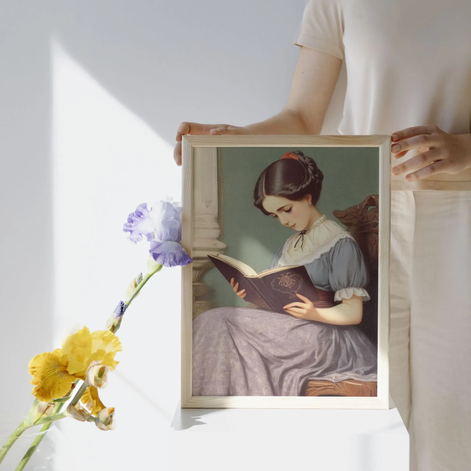 Gemälde im Vintage-Stil einer jungen Frau im lila Kleid, die konzentriert ein Buch liest, klassische Wandkunst für Leseecken.