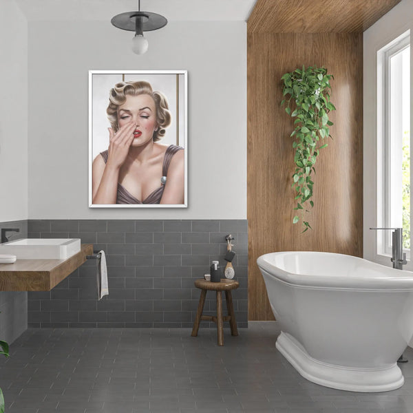 Porträt von Marilyn Monroe mit geschlossenen Augen und Hand am Gesicht, trägt Perlenohrringe und roter Lippenstift, realistisches Vintage Hollywood Wandbild.