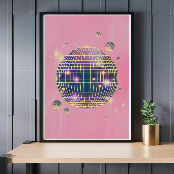 Ästhetisches Poster mit großer goldener Discokugel vor rosa Hintergrund, umgeben von kleinen Planeten und Sternen, Retro 80er Jahre Stil Wandkunst.