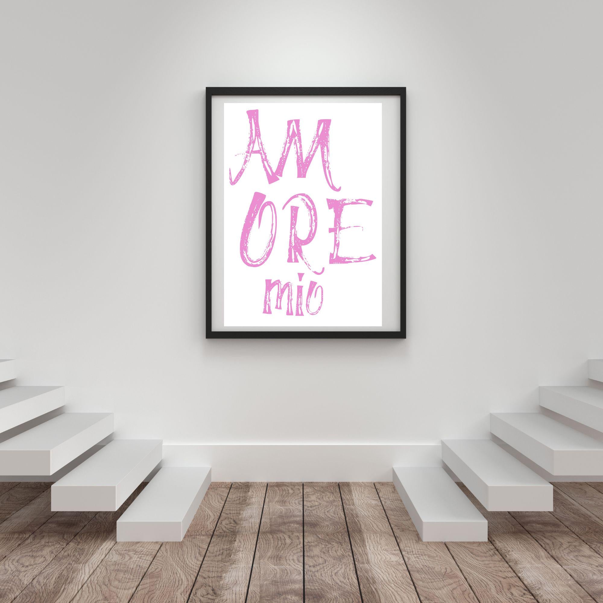 Weißes Poster mit vertikalem Schriftzug "Amore Mio" in pinker, texturierter Schrift, romantische Typografie Wandkunst für Paare.