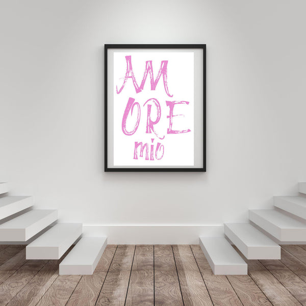 Weißes Poster mit vertikalem Schriftzug "Amore Mio" in pinker, texturierter Schrift, romantische Typografie Wandkunst für Paare.